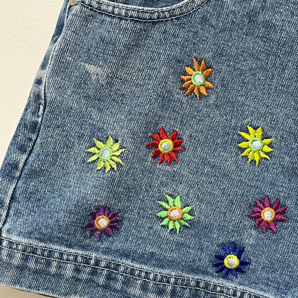 No Boundaries Juniors Y2K Hi Rise Denim Shorts Sz 11 Rainbow Floral Embroidered - Picture 3 of 9
